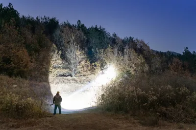 Javelot Turbo 2 luminează terenul la marginea pădurii