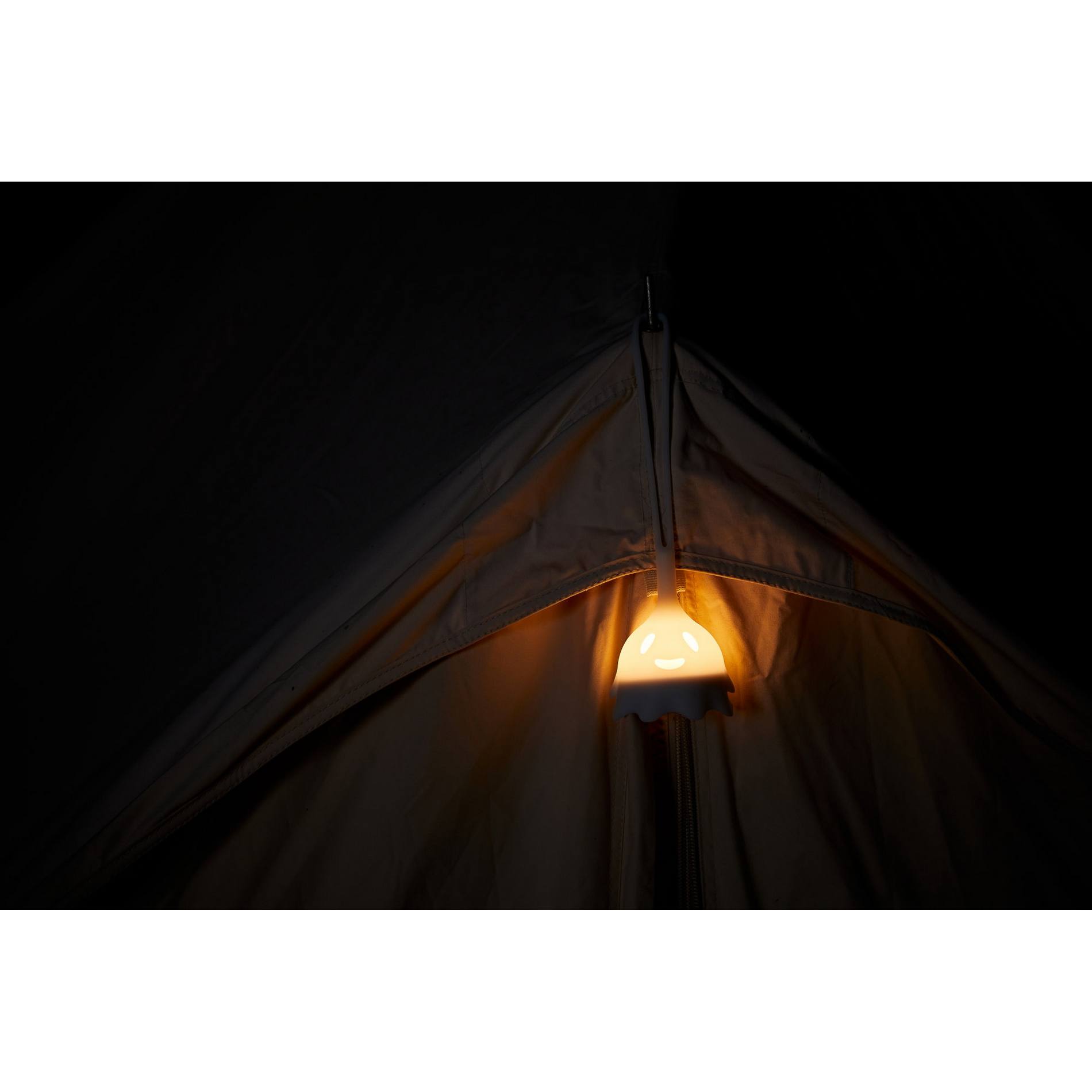 O lumină suspendată la camping