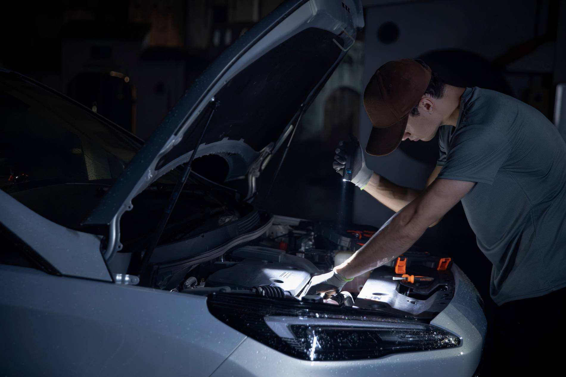 Iluminare în compartimentul motor