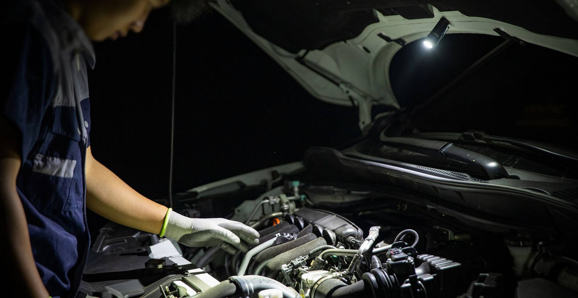 Mâini libere lângă motor
