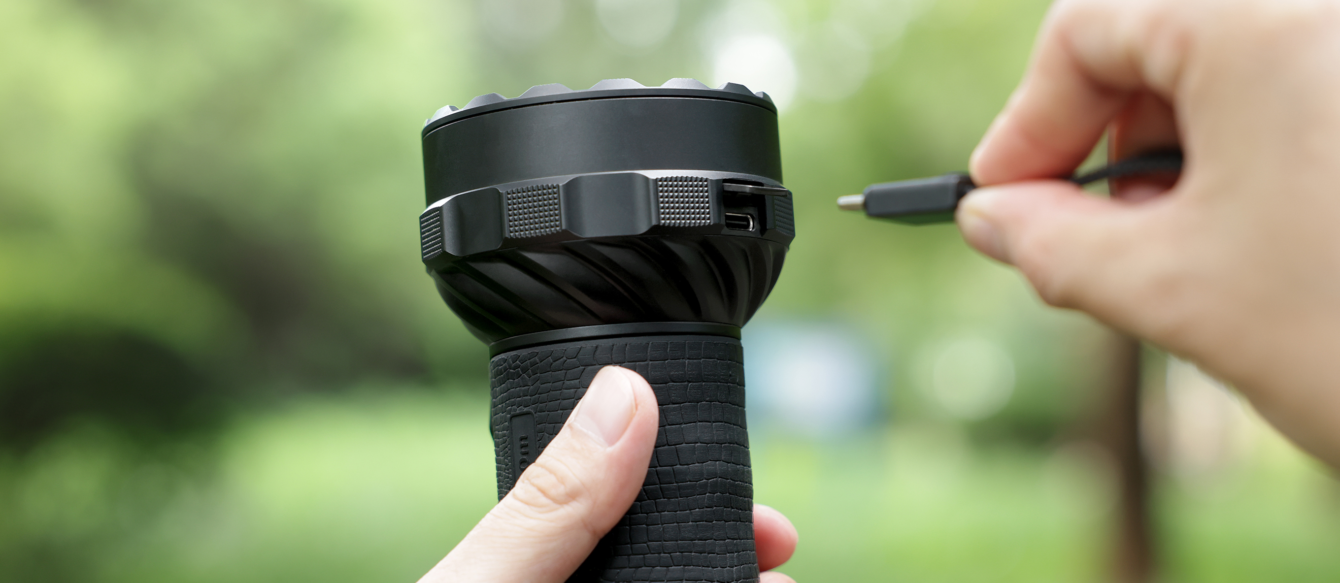 Acces la portul USB-C al lanternei Marauder 3 negre pentru incarcare si alimentare externa